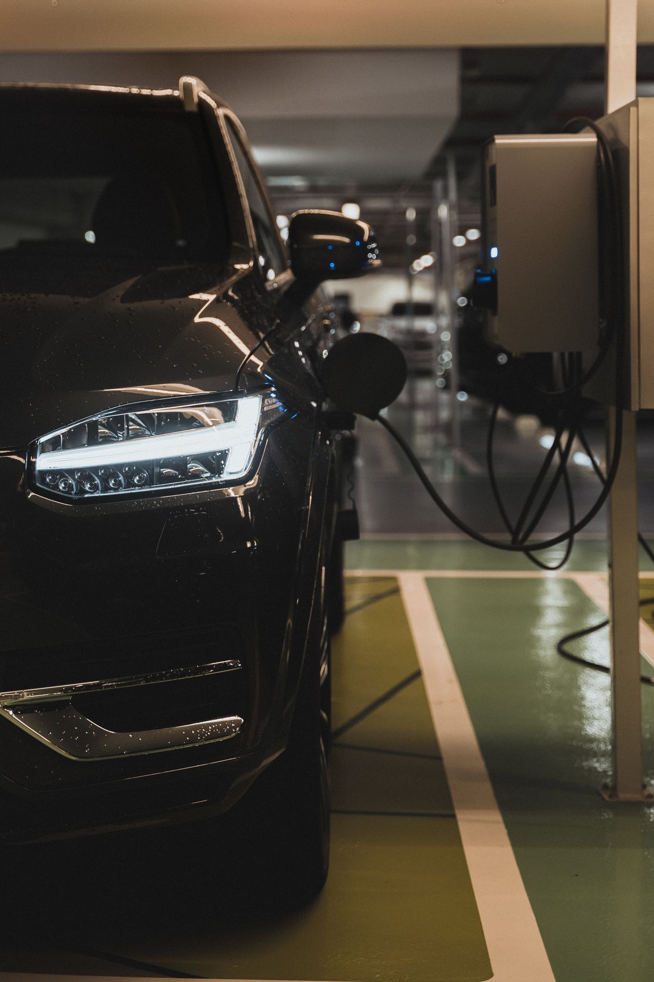 Carro elétrico conectado a um carregador rápido